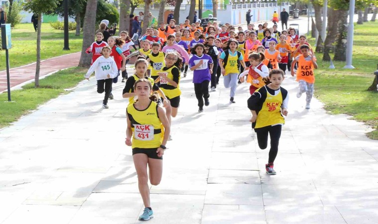 Küçükçekmeceli öğrenciler, Cumhuriyetin 100üncü yılı için koştular