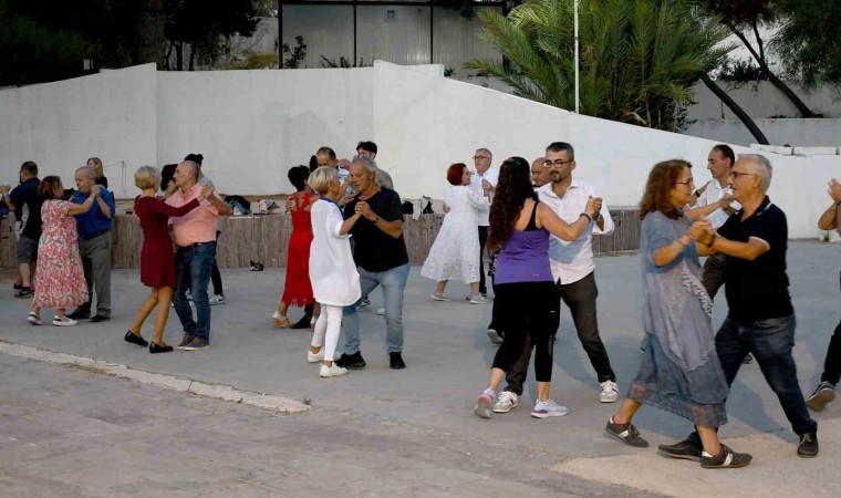 Kuşadalılar 100üncü yılı 100 kişilik vals gösterisi ile kutlayacak