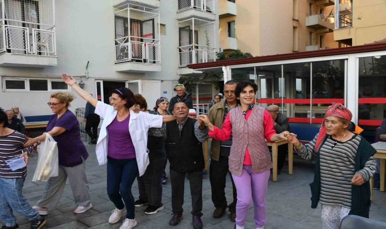 Kuşadası Belediye Bandosundan bakımevi sakinlerine 100üncü yıl sürprizi