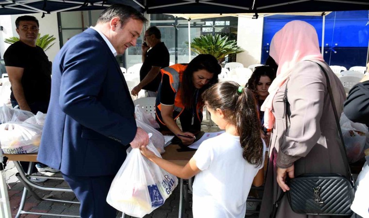 Kuşadası Belediyesi çocukların beslenme çantalarını dolduruyor