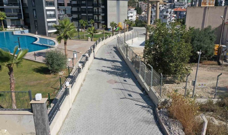 Kuşadası Belediyesi yol yapım çalışmalarına devam ediyor