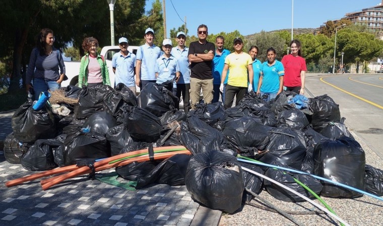 Kuşadası Doğal Botanik Parktan bir kamyon çöp toplandı