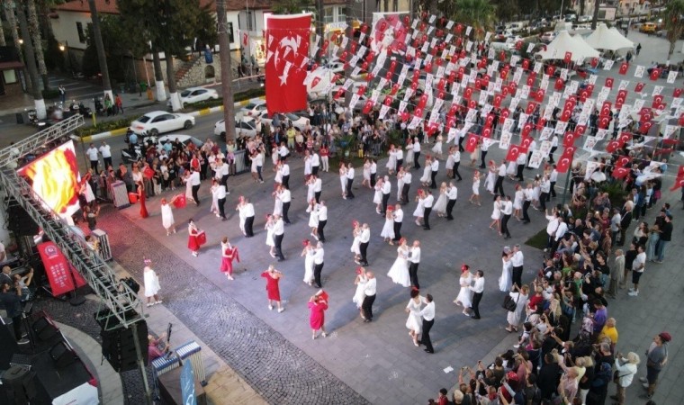 Kuşadasında 100 kişi aynı anda vals oynadı