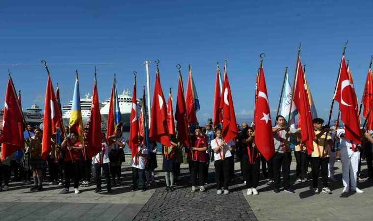 Kuşadasını cumhuriyetin 100. yıl coşkusu sardı