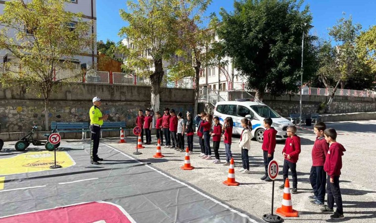 Kütahyada 275 öğrenciye temel trafik eğitimi verildi