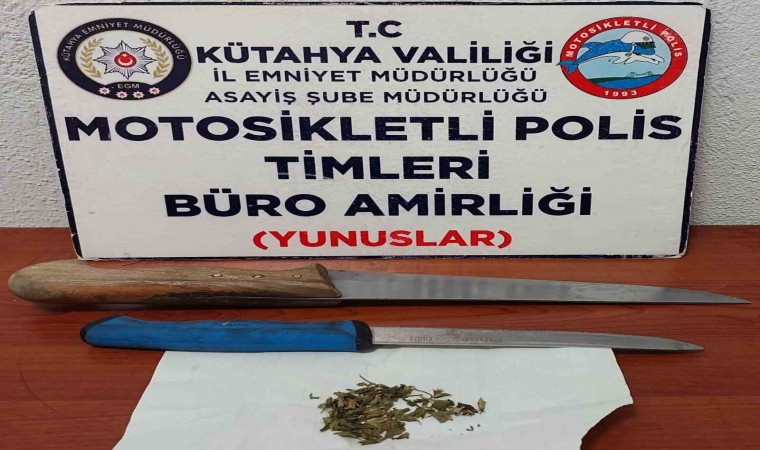 Kütahyada “Dur” ihtarına uymayan ehliyetsiz sürücünün aracında uyuşturucu çıktı