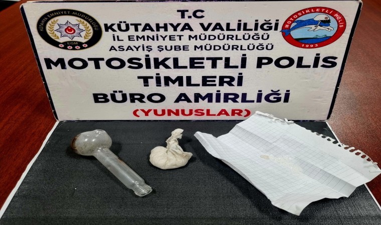 Kütahyada ehliyetsiz sürücünün trafikten men edilmiş aracında uyuşturucu ele geçirildi