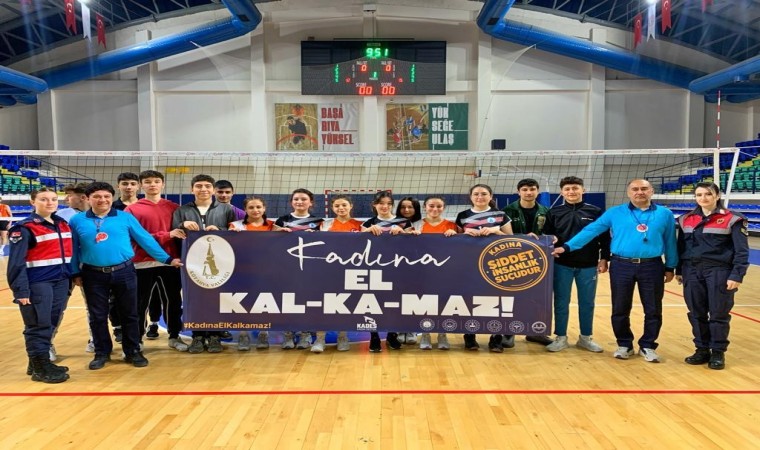 Kütahyadaki voleybol turnuvasında “Kadına el kalkmaz pankartı açıldı