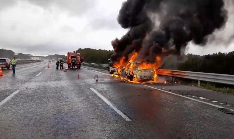 Kuzey Marmara Otoyolunda iki otomobil alev topuna döndü: 4 yaralı