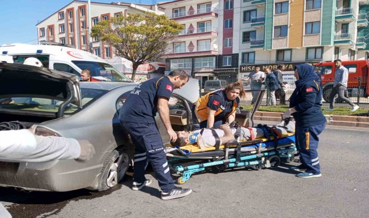 Lastiği patlayan otomobil kaldırıma çarptı, 2 kişi yaralandı