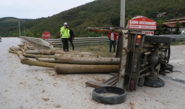 Lastiği patlayan tomruk yüklü kamyonet devrildi, sürücü yaralandı