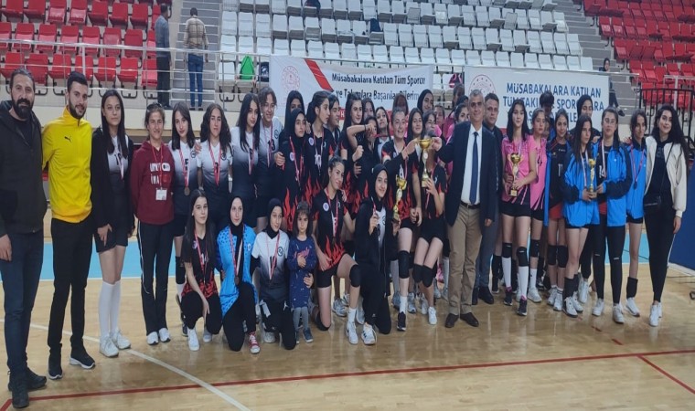 Liselerde voleybol heyecanı