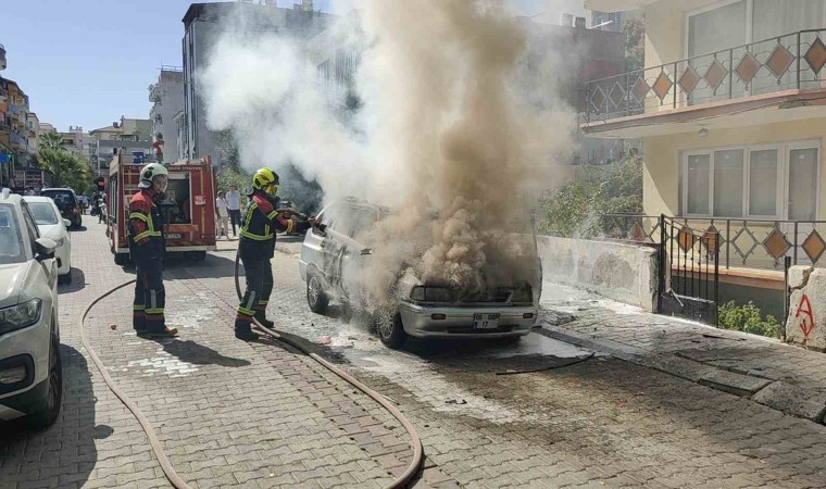 LPGli otomobil yangında küle döndü