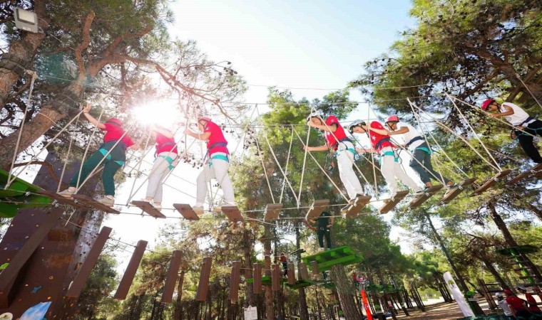 Macera parkurlarında eğlenceli ve adrenalin dolu anlar yaşadılar