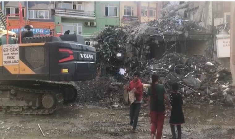 Malatyada çocuklar enkaz alanında tehlikeye aldırış etmeden hurda topluyor