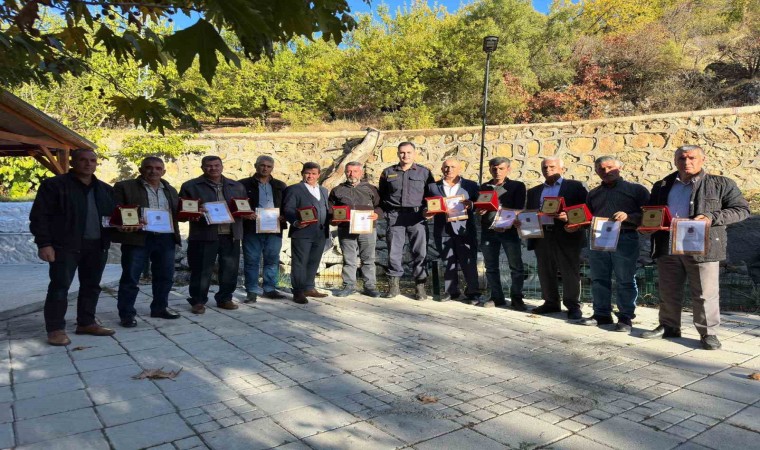 Malatyada emekliye ayrılan köy korucularına plaket