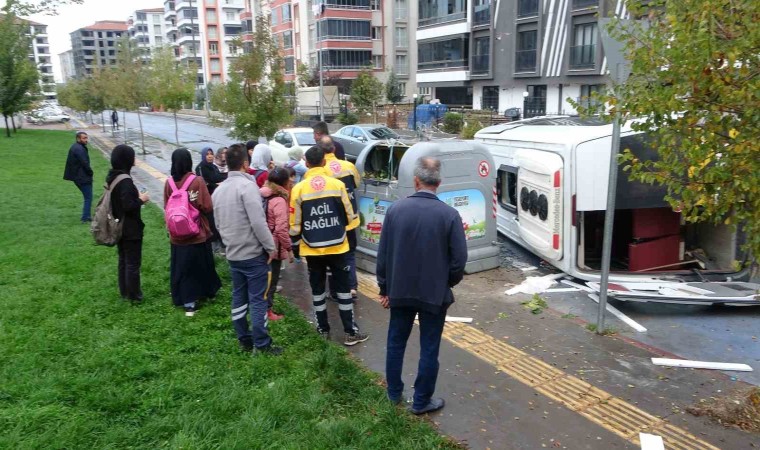 Malatyada minibüsle çarpışan öğrenci servisi devrildi