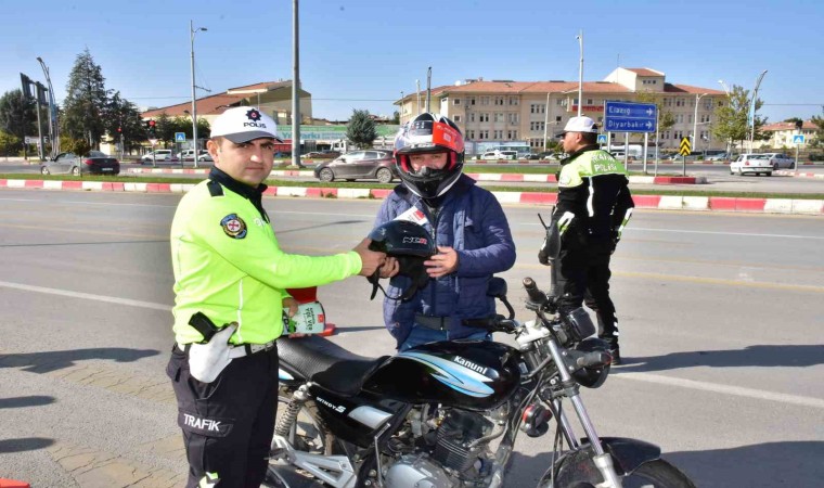 Malatyada motosiklet sürücülerine ücretsiz kask dağıtıldı