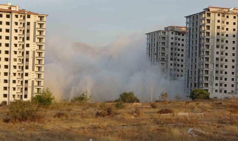 Malatyada yüksek katlı binaların patlayıcı ile yıkımı sürüyor