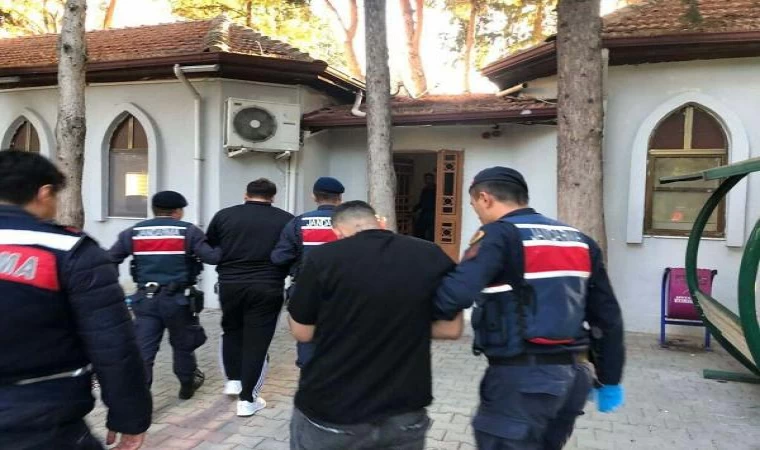 Manisa’da, 64 kişinin yakalandığı uyuşturucu operasyonunda, F serisi 1 dolar da ele geçirildi