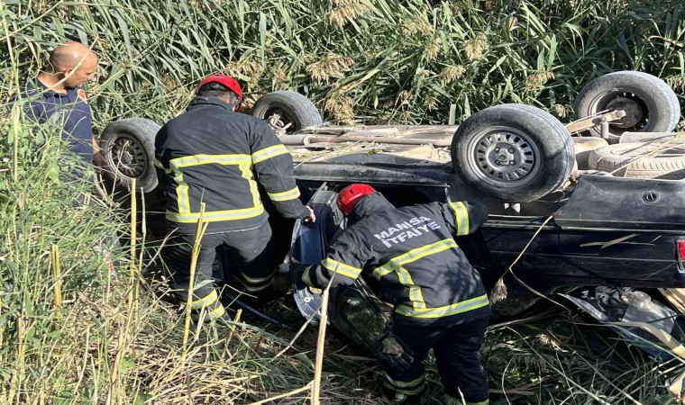 Manisada otomobil kanala uçtu: 2 yaralı