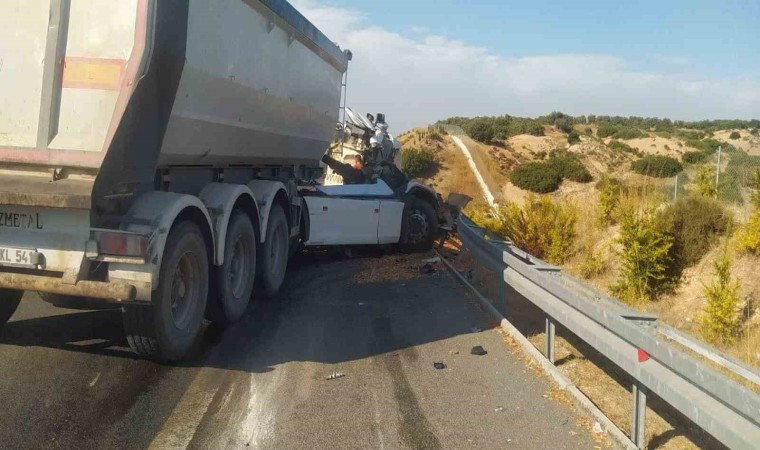 Manisada tırla kamyon çarpıştı: 1 ölü