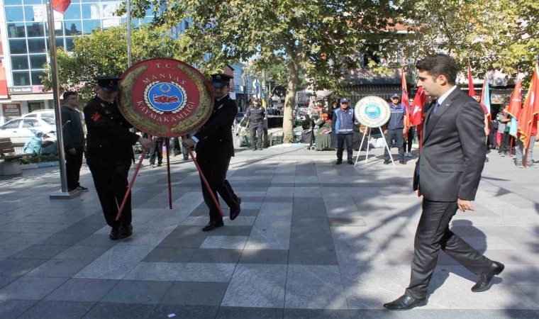 Manyasta Cumhuriyet Bayramı çelenk sunumu ile başladı