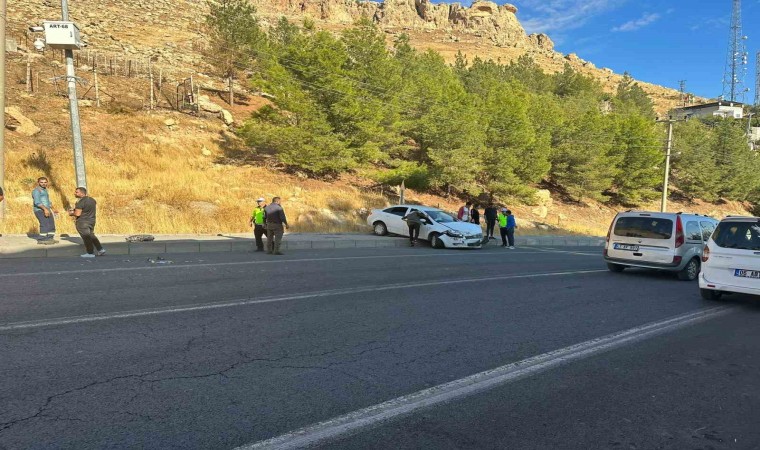 Mardinde otomobil sürücüsü önce yayaya çarptı, sonra kaldırıma çıktı