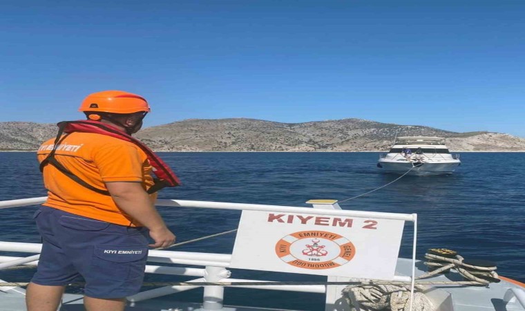 Marmaris açıklarında motoru arızalanan ve sürüklenen lüks tekne kurtarıldı