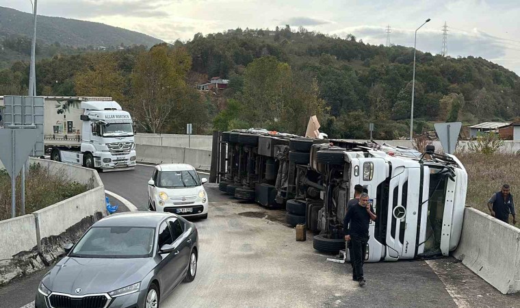 MDF yüklü tır devrildi