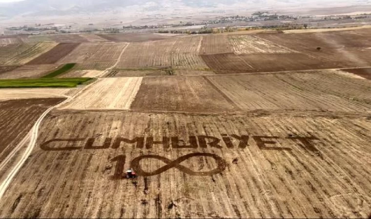 Mehmetçikten tarlasına ’Cumhuriyet’ yazan çiftçiye selam