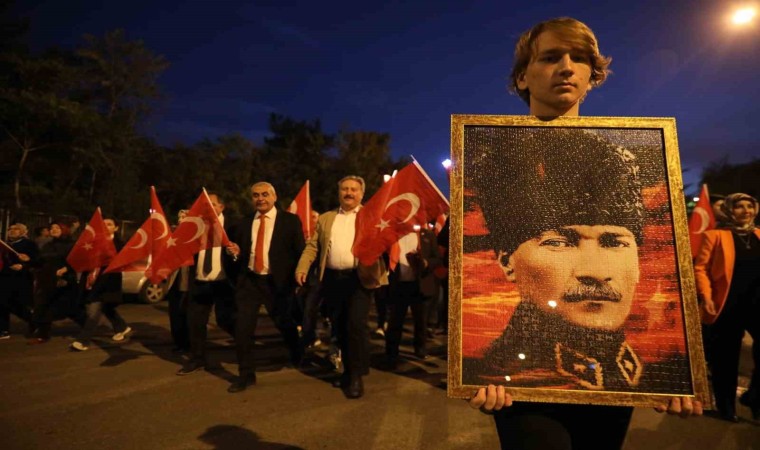 Melikgazide Coşkulu Fener alayı yürüyüşü