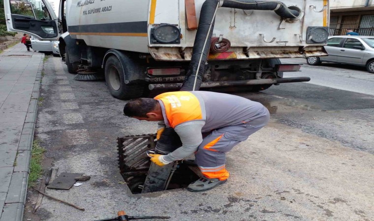 Melikgazide yağmur suyu kanalları periyodik olarak temizleniyor