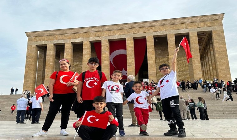 Mersin Mezitliden ilkokul öğrencileri Cumhuriyetin 100. yılında Anıtkabirde