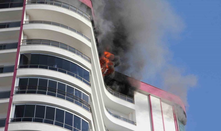 Mersinde 18. katta çıkan yangın korkuttu