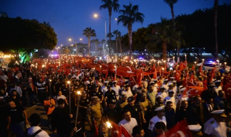 Mersin’de ’Cumhuriyet’ coşkusu; fener alayı düzenlendi