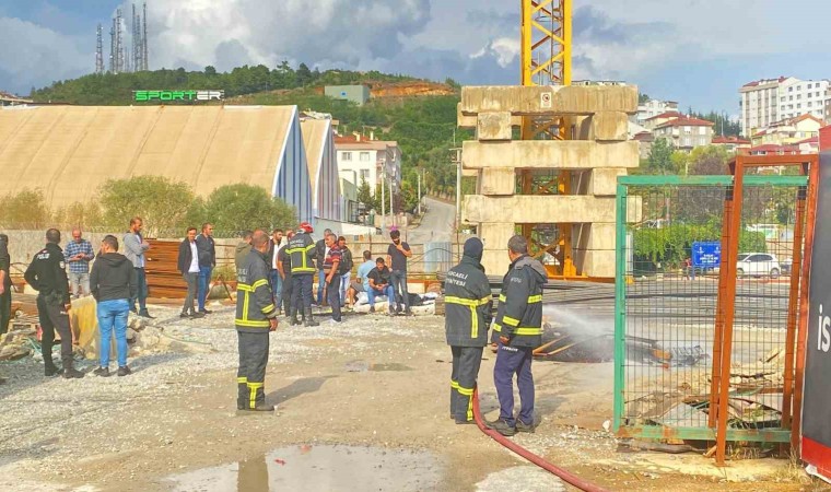 Metro inşaatında iki aydır maaşlarını alamayan işçiler kule vince çıkıp eylem yaptı