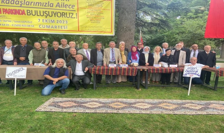 Mezunlar yarım asır sonra bir araya gelmenin mutluluğunu yaşadı