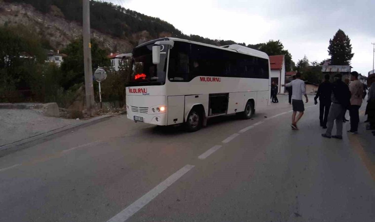 Midibüse çarpan motosikletli yaralandı