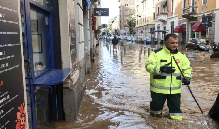 Milanoda sokaklar göle döndü, metro istasyonu sular altında kaldı