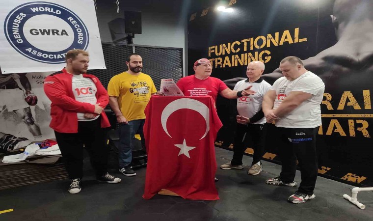 Milli sporcu Hayrettin Sönmez Cumhuriyetin 100. yılında 111 ton ağırlık kaldırarak rekor kırdı