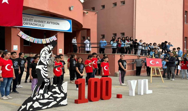 Minik öğrencilerden 100. yılda bayrak sergisi