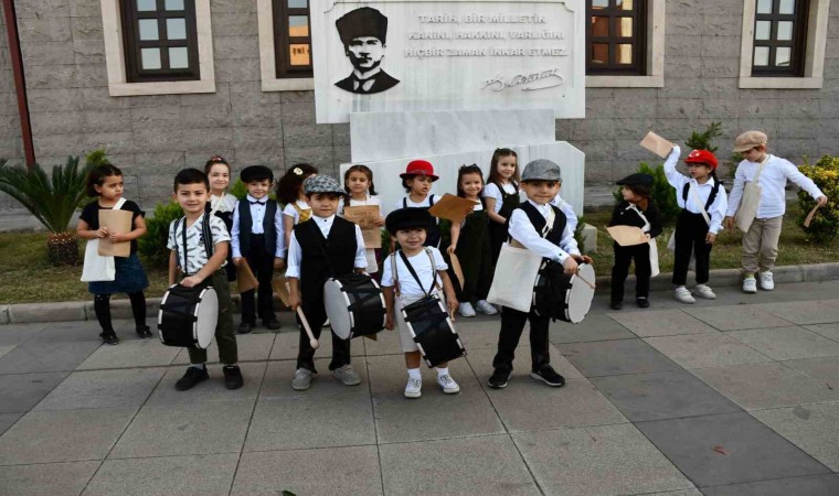 Minikler, ellerinde gazetelerle Cumhuriyetin ilanını duyurdu