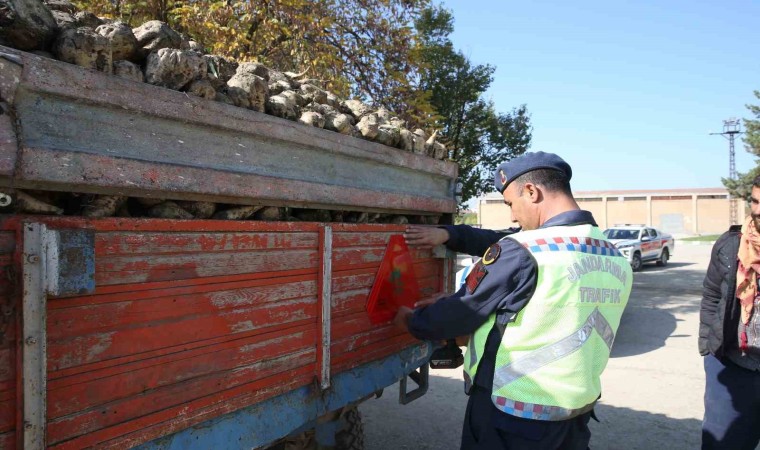 Muşta bin 500 traktör römorkuna reflektör takıldı