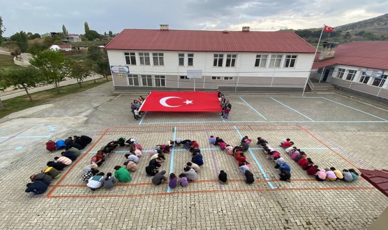 Mutkide öğrencilerin 100 yıl koreografi gösterisi