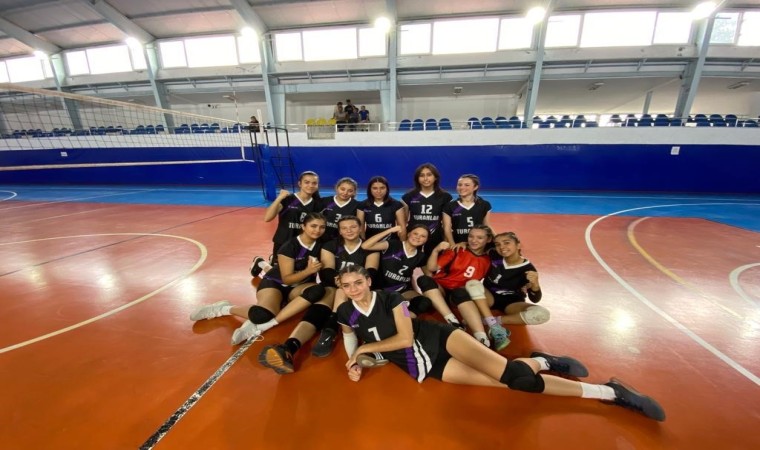 Naip Hüseyin Anadolu Lisesi voleybolda ilçe şampiyonu oldu