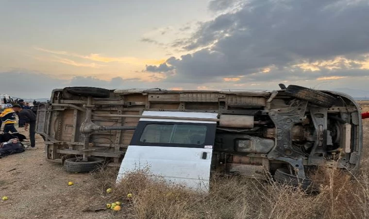 Niğde’de lastiği patlayan işçilerin taşındığı servis devrildi: 15 yaralı