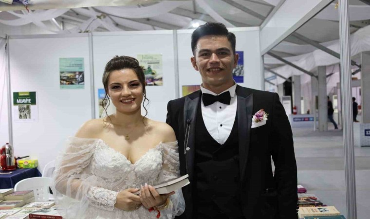 Nikah sonrası soluğu kitap fuarında aldılar