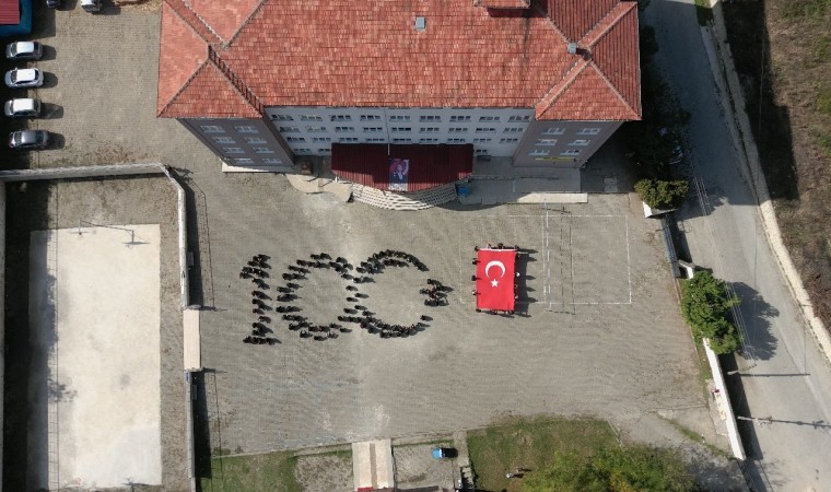 Öğrenci ve öğretmenlerden 100.Yıl koreografisi