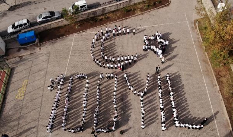 Öğrenciler bedenleriyle ’100’üncü yıl’ görseli oluşturdu; dronla görüntülendi